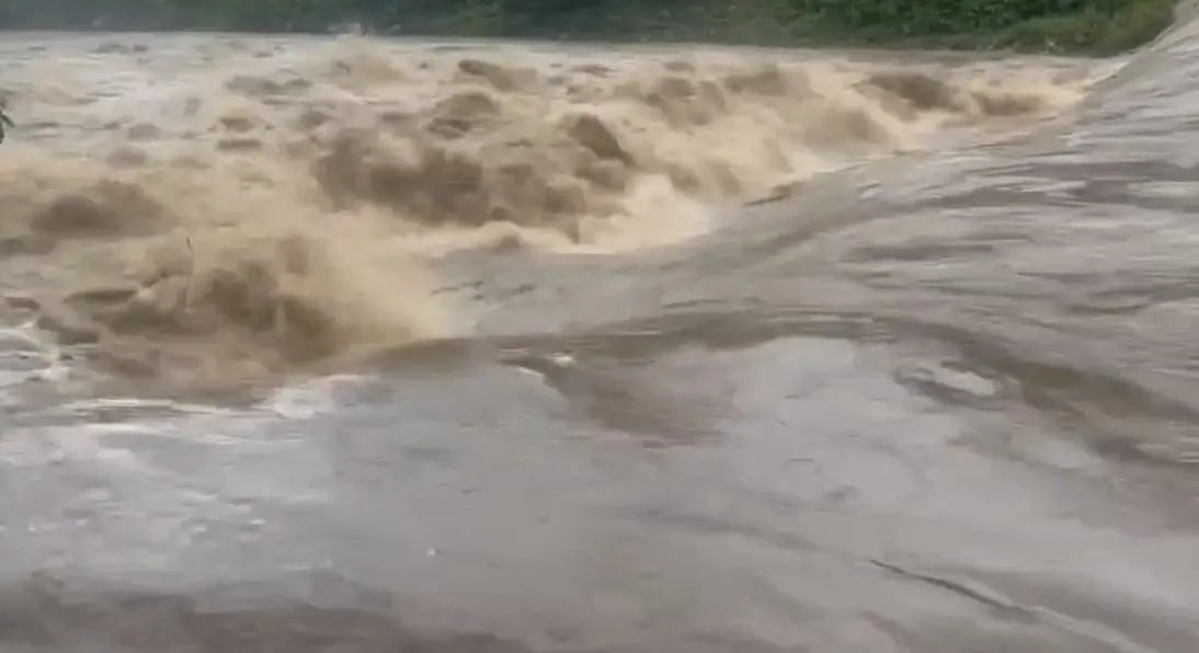 ฝนถล่ม! น้ำป่า "เทือกเขาหลวง" ไหลหลาก เตือน ปชช.เฝ้าระวัง