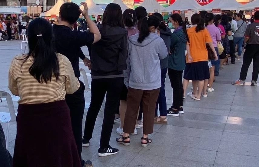 ปังไม่ไหว กางเกงแมวโคราช คนแห่ต่อแถวซื้อกันคึกคัก
