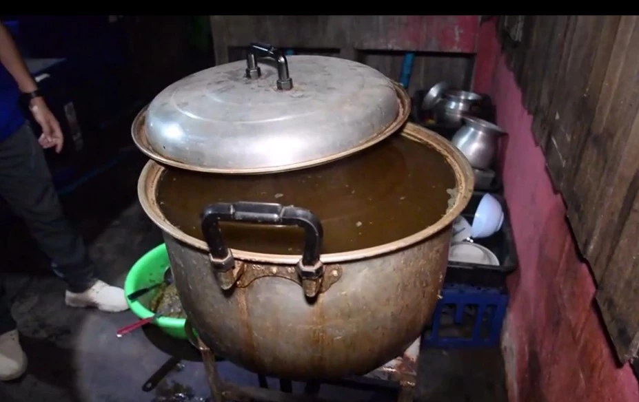 ปกครองเชียงราย ตรวจขายน้ำกระท่อมเถื่อน นั่งโต๊ะดื่มข้างร้าน เยาวชนเพียบ