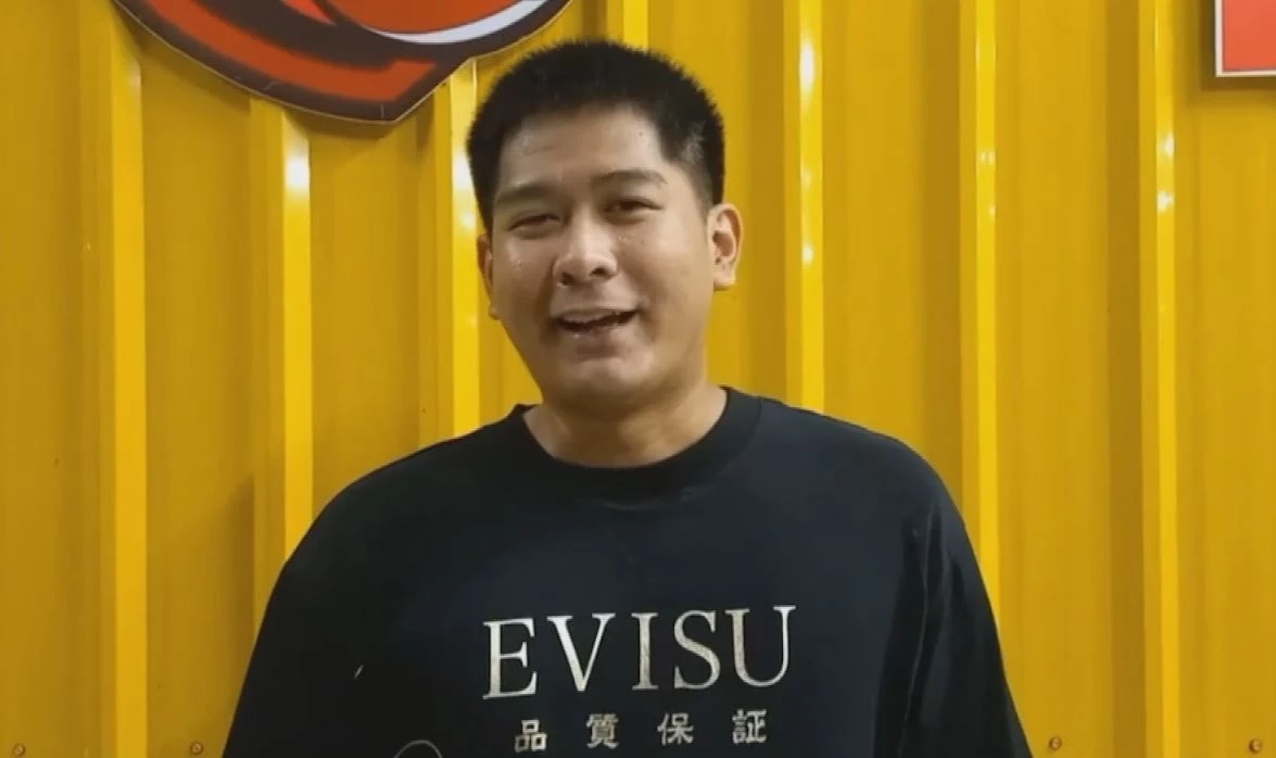 นายกฤตพล หรือ กาย อายุ 31 ปี เจ้าของคาร์แคร์หยอดเหรียญ