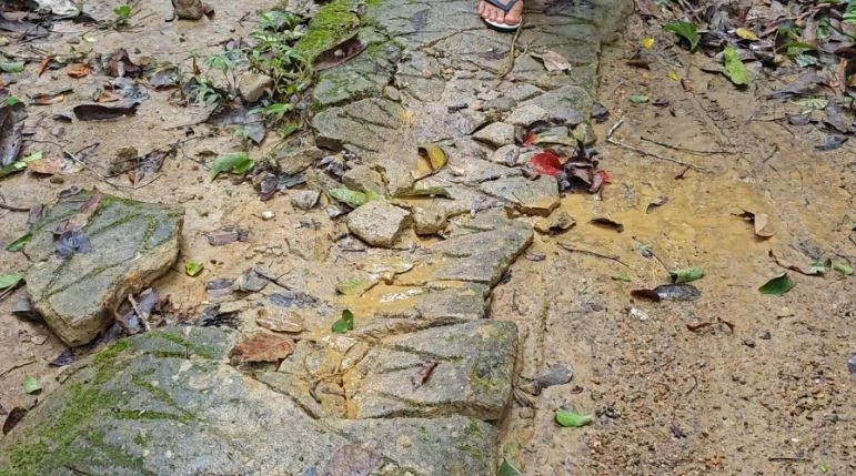 "ชาวบ้านตระ" โอด เจ้าหน้าที่ชุดไล่ล่า "เสี่ยแป้ง"-กองทัพนักข่าว ทำถนนพัง