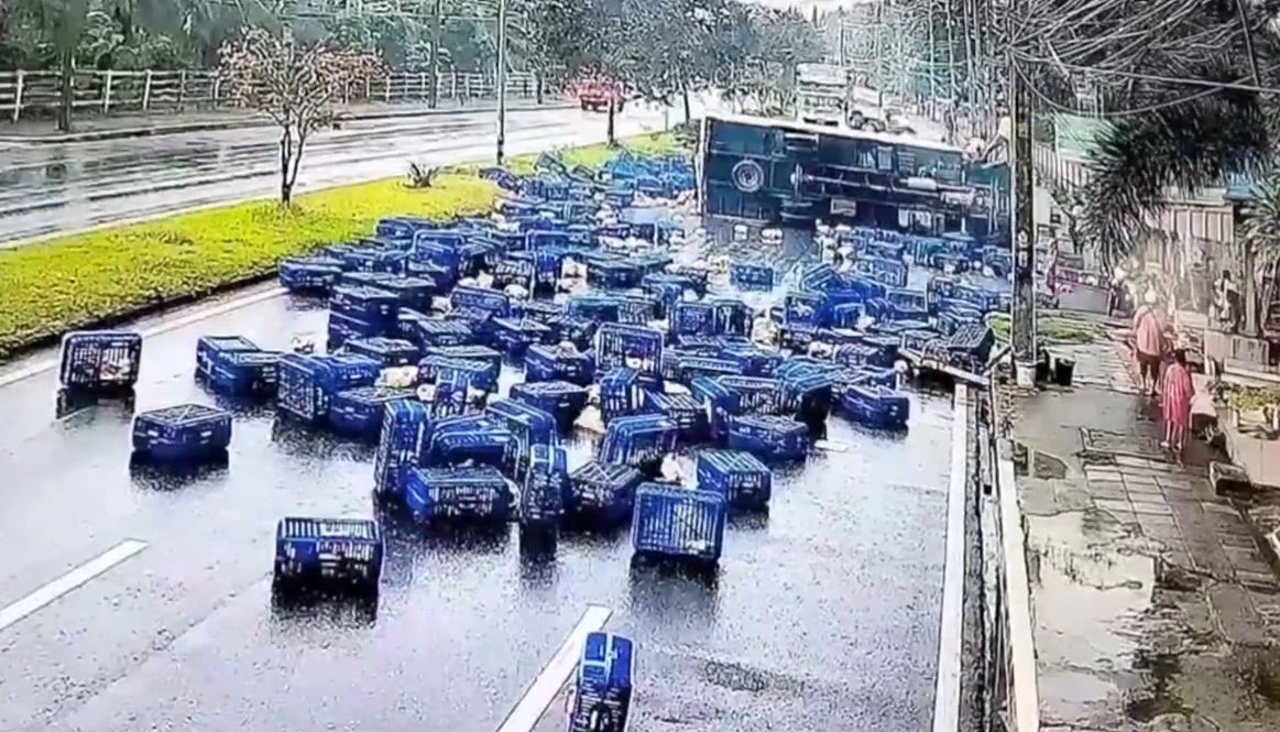 เปิดคลิปรถบรรทุกพลิกคว่ำ เทกระจาดลังไก่เกลื่อนถนน