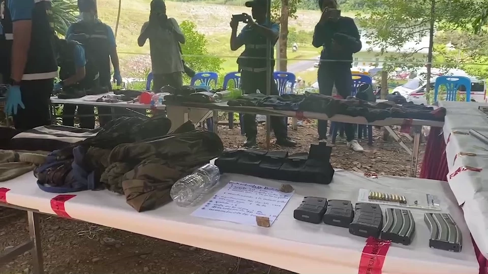 เปิดของกลาง ยึดจากที่พัก“เสี่ยแป้ง” จุดปะทะเดือด อาหาร-อาวุธสงครามเพียบ