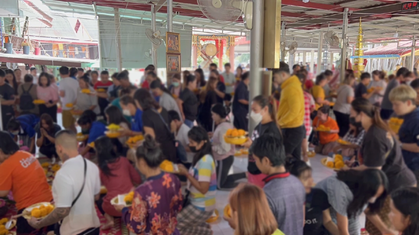 แห่อาบน้ำมนต์ เจิมมือ สะเดาะเคราะห์ หวังรับโชค