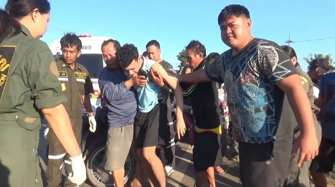 ครูโรงเรียนท่าทองดำ ซิ่งเก๋งแหกโค้ง เสยรถบัสโรงงาน ดับ 2 ศพ