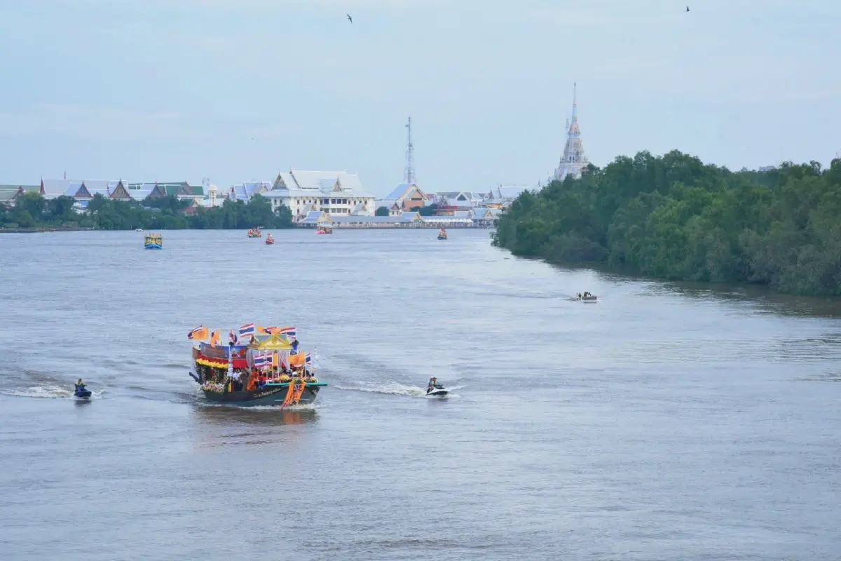เริ่มวันแรก แห่หลวงพ่อโสธรทางน้ำ ปีที่ 133 ให้ปชช.-นทท.ได้สักการะขอพร