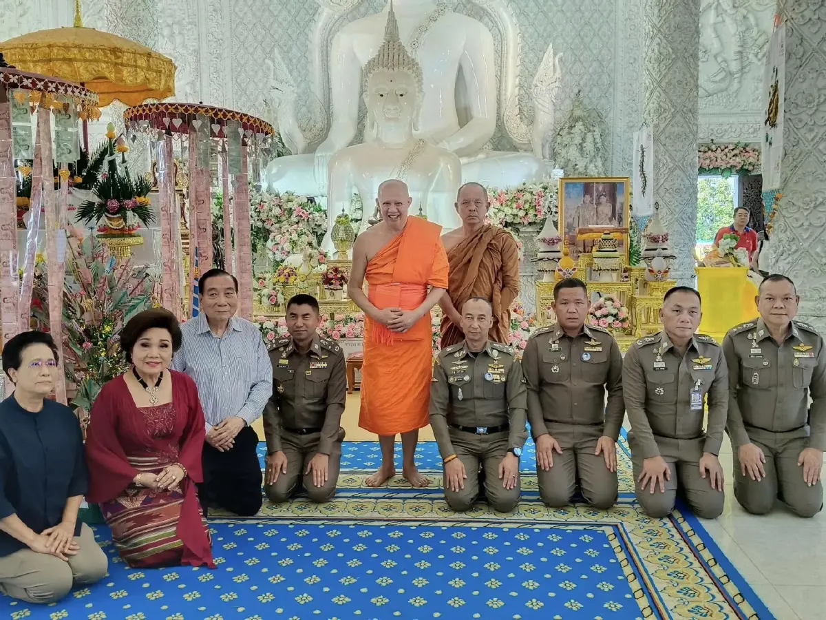 ทำบุญร่วมชาติ "บิ๊กต่อ-บิ๊กโจ๊ก" ทอดกฐินสามัคคี วัดห้วยปลากั้ง (มีคลิป)