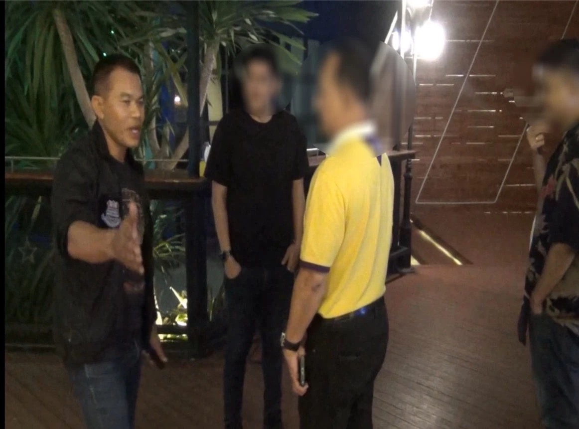 สภ.ช้างเผือก บุกจับผับเปิดเกินเวลา เจอ "จนท.ปกครอง" นั่งดื่มกินในร้าน