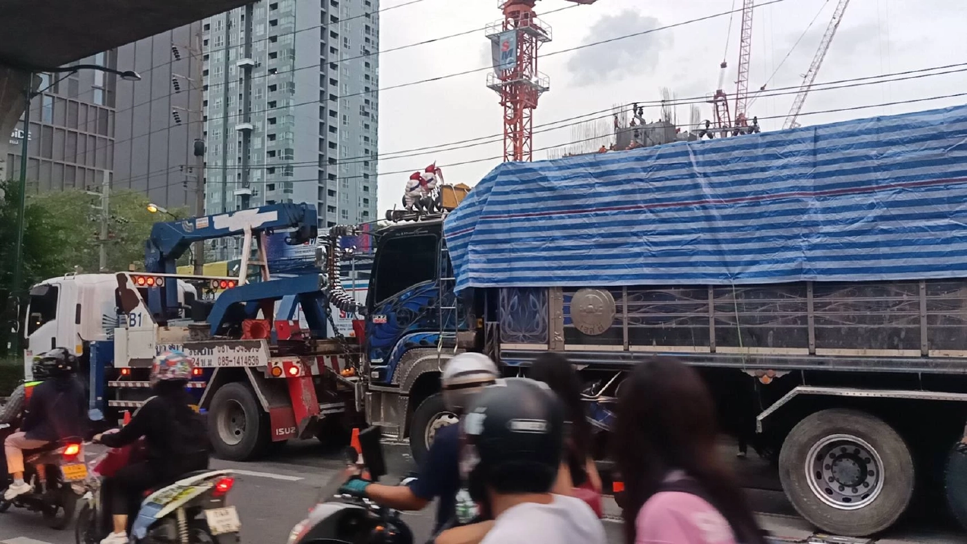 ชัดเจน! สิบล้อขนดินทำถนนสุขุมวิทยุบ บรรทุกน้ำหนักเกินถึง 37 ตัน