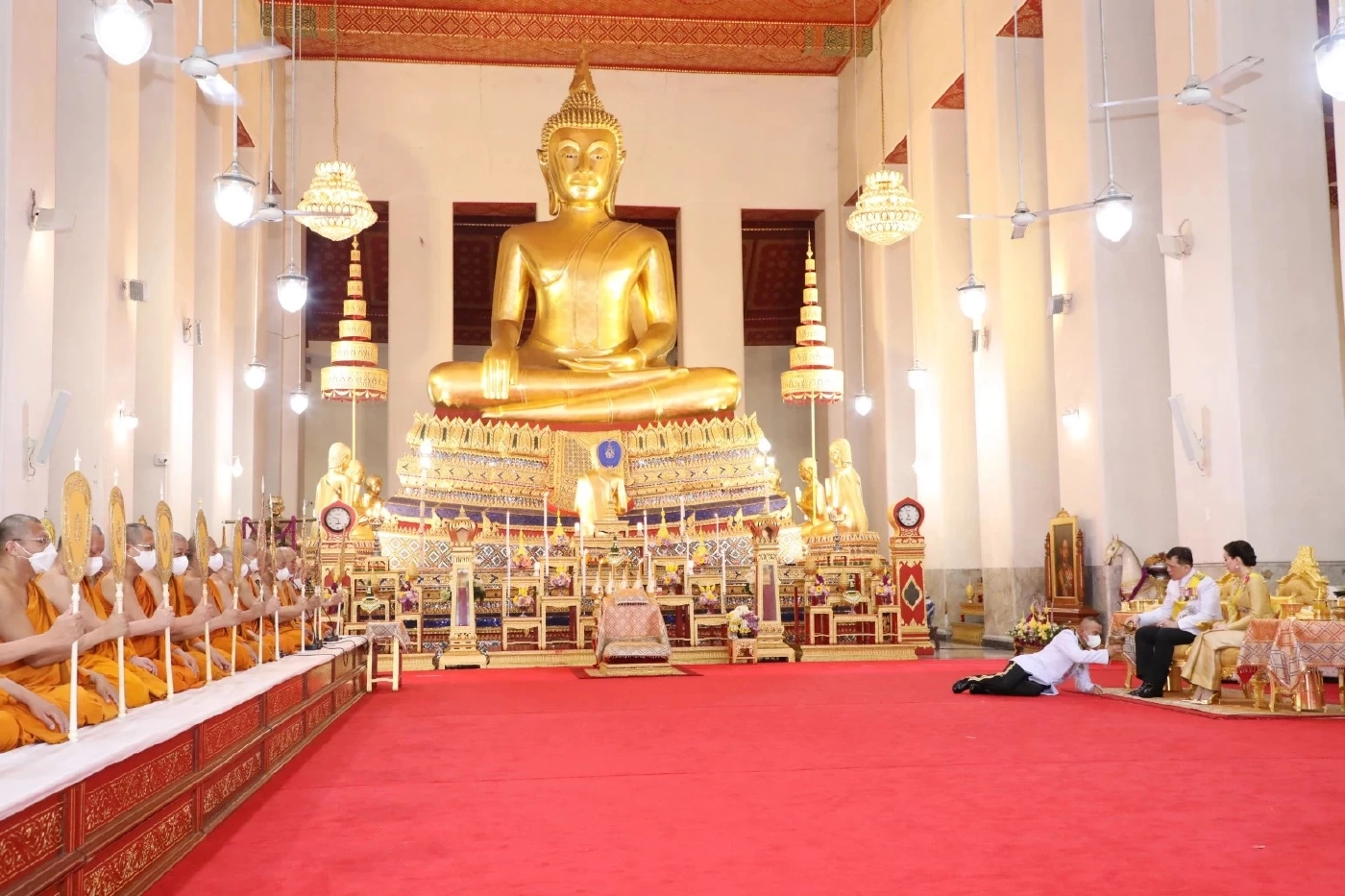 ในหลวง พระราชินี ทรงบำเพ็ญพระราชกุศลถวายผ้าพระกฐิน วัดมหาธาตุ