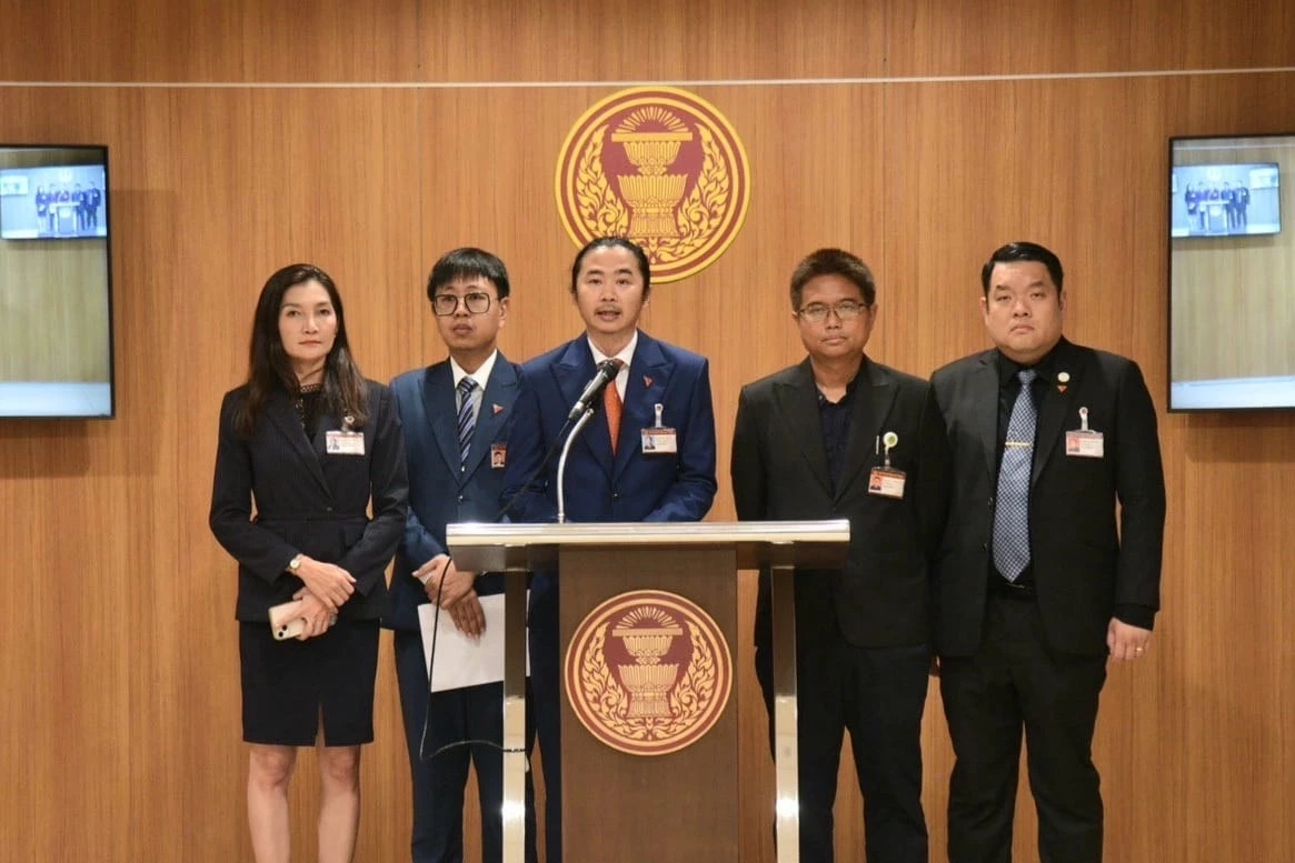 คนสองแควยินดี! เต้ มงคลกิตติ์ สวนกระแสอ้าแขนรับ สส.แจ้ ร่วมก๊วนไทยศรีวิไลย์