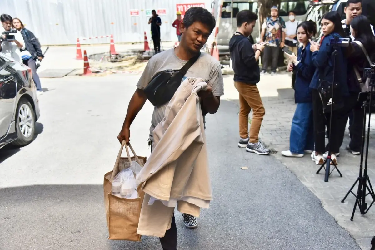 ญาติ นำเสื้อผ้า มาเปลี่ยนให้ "ดีเจโก กรีนเวฟ" ขณะผลชันสูตรเสร็จสิ้นแล้ว