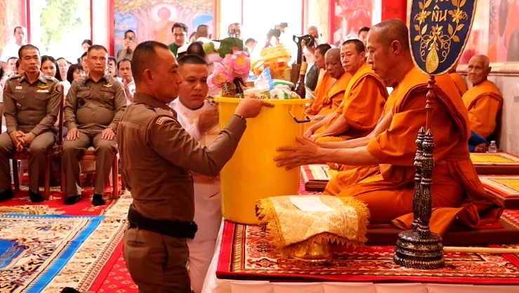 พล.ต.ต.จรูญเกียรติ ปานแก้ว รอง ผบช.ก. นำทอดกฐินวัดบางคลาน