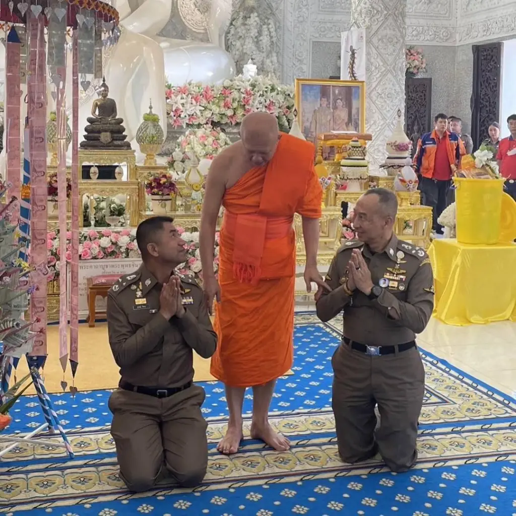 ทำบุญร่วมชาติ "บิ๊กต่อ-บิ๊กโจ๊ก" ทอดกฐินสามัคคี วัดห้วยปลากั้ง (มีคลิป)