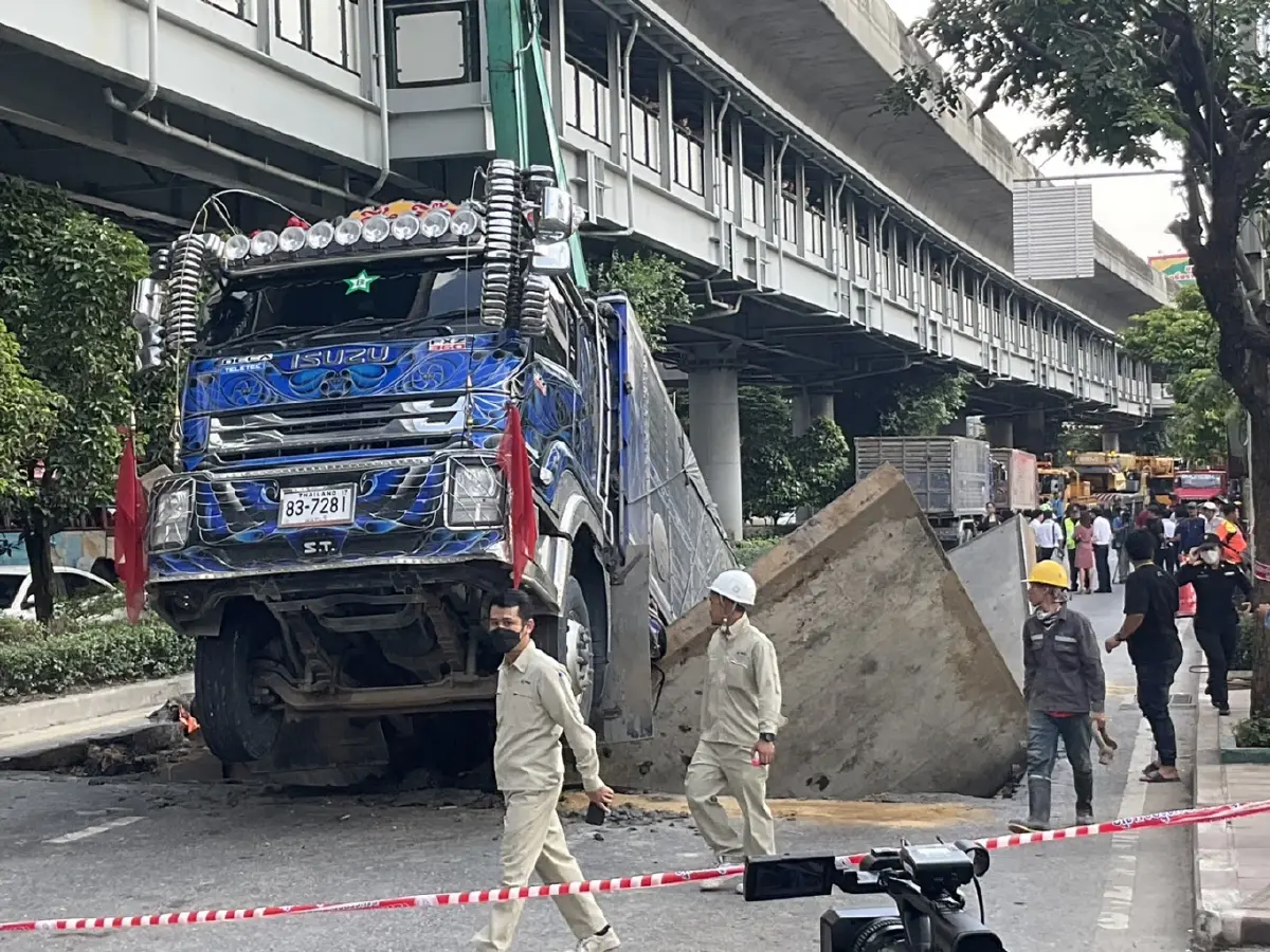 "ชัชชาติ" ชง ตร.สอบปม "ส่วย" หลังเจอสติกเกอร์ปริศนาบนสิบล้อทำถนนยุบ