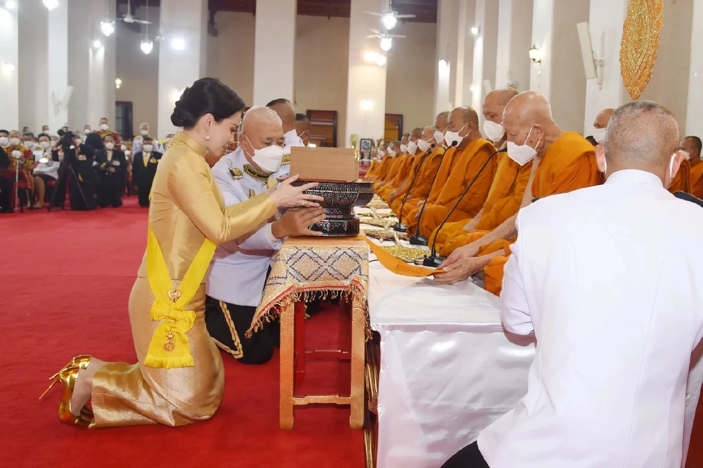 ในหลวง พระราชินี ทรงบำเพ็ญพระราชกุศลถวายผ้าพระกฐิน วัดมหาธาตุ