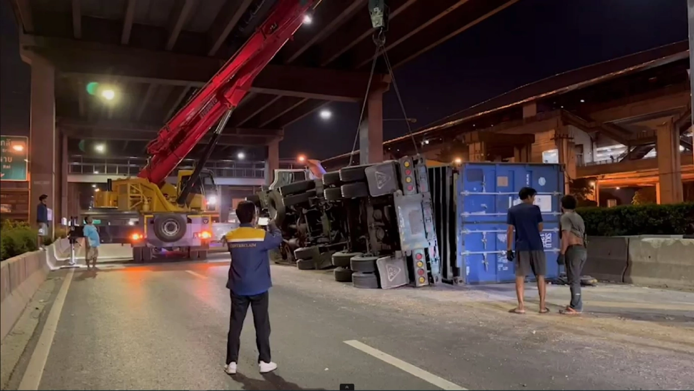 อุบัติเหตุระทึก! บรรทุกพ่วง ไถลพลิกตะแคงกลาง ถ.วิภาฯ