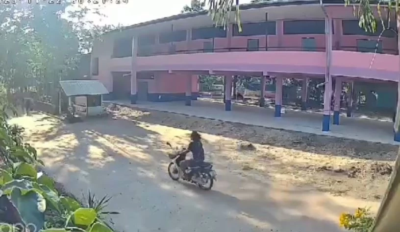 ชายคลั่งถือมีดบุกหน้าเสาธง นักเรียนวิ่งหนีเอาชีวิตรอด ครูถูกฟันเจ็บ