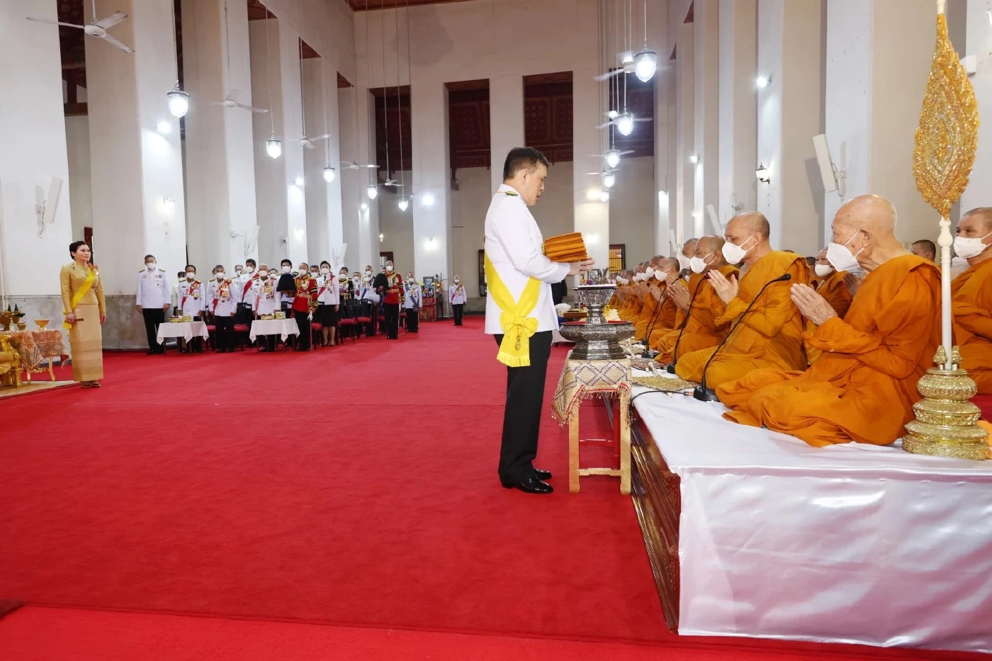 ในหลวง พระราชินี ทรงบำเพ็ญพระราชกุศลถวายผ้าพระกฐิน วัดมหาธาตุ