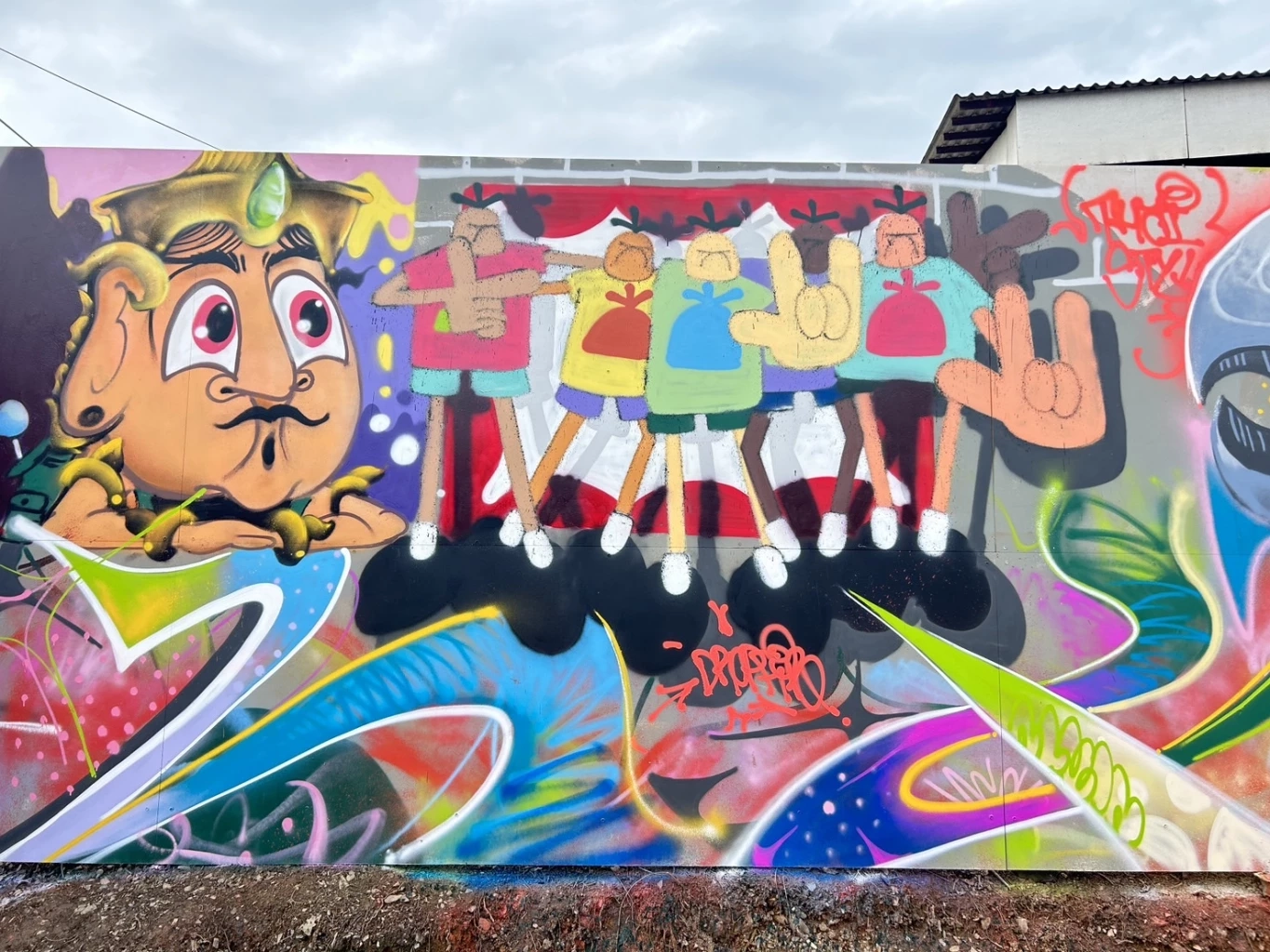 ปลื้มอาจารย์ เฉลิมชัย ตามตัว พ่นสี Street Art บนกำแพงลานจอดรถ วัดร่องขุ่น