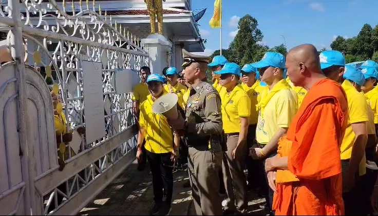 พล.ต.อ.ต่อศักดิ์ สุขวิมล ผบ.ตร. พาเจ้าอาวาสวัดบางคลาน เข้าวัด