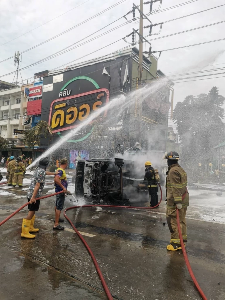 ระทึก! รถบรรทุกแก๊สพลิกคว่ำ เพลิงลุกไหม้ กลางถนนพระราม 3 บาดเจ็บ 2 ราย