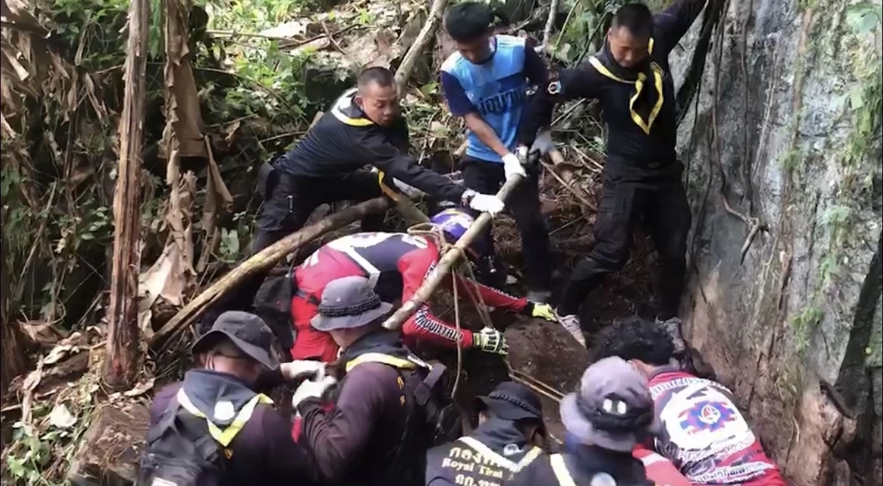 รอดปาฏิหาริย์! กู้ภัยฯ โรยตัวช่วยชาวบ้าน พลัดตกโพรงถ้ำ นาน 5 วัน