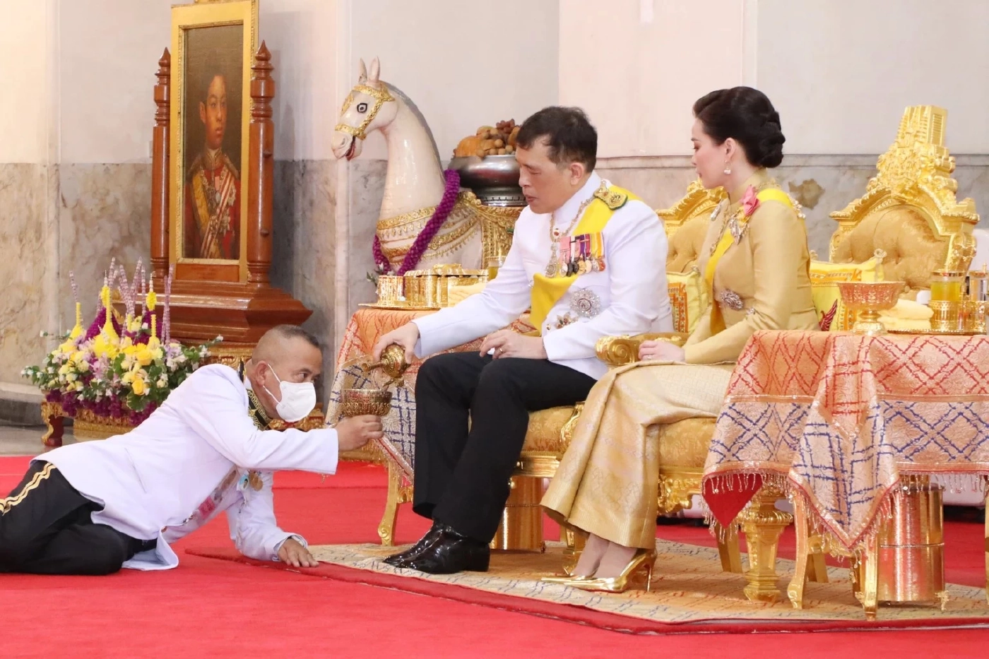 ในหลวง พระราชินี ทรงบำเพ็ญพระราชกุศลถวายผ้าพระกฐิน วัดมหาธาตุ