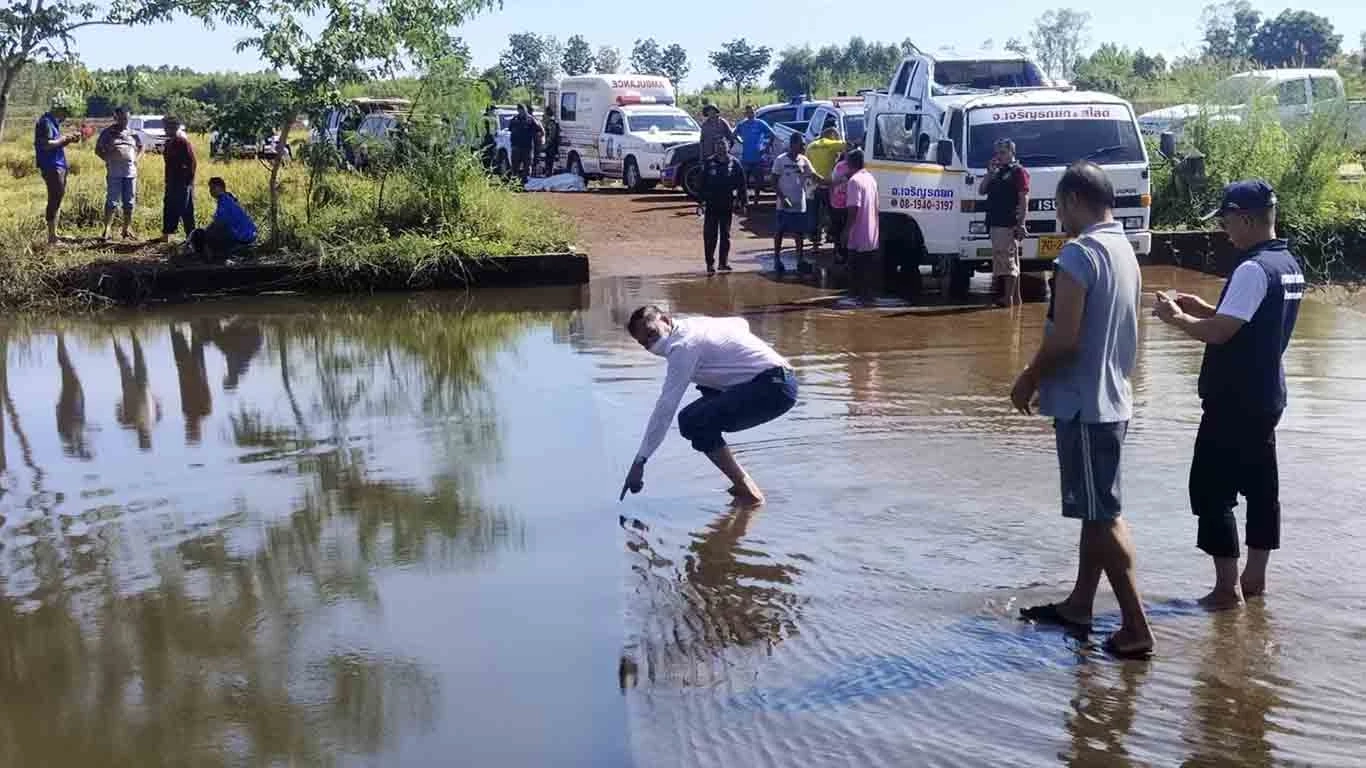 ปลัดอำเภอขับรถตกฝายดับ 1 รอด 1 ตร.สงสัยมีแผลถูกยิงที่ศีรษะ