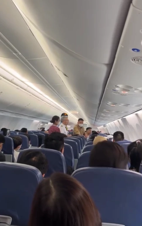 เปิดคลิปนาทีเครื่องบินไฟลุก ผู้โดยสารชื่นชมกัปตัน บังคับเครื่องแลนดิ้งปลอดภัย