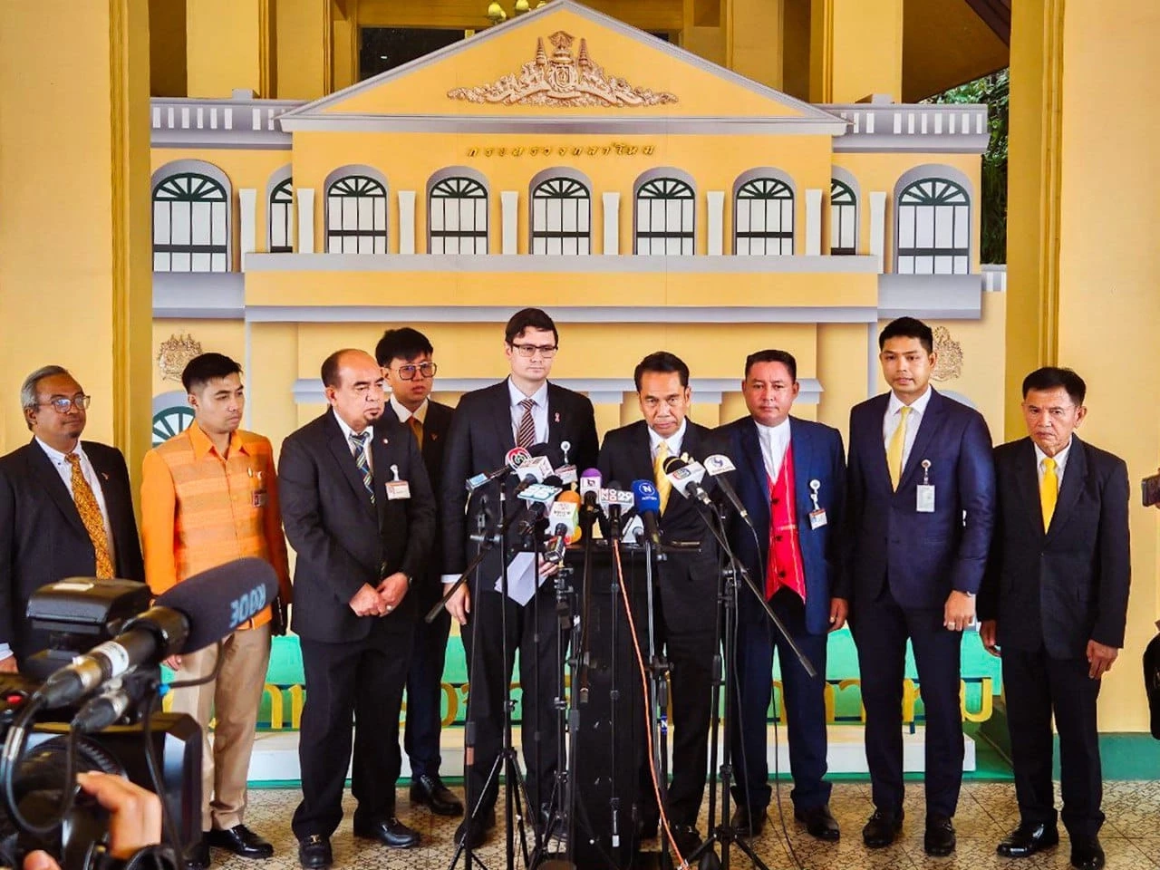 เปิดเซฟ "รังสิมันต์ โรม"  สส. พรรคก้าวไกล ทรัพย์สินกำลังดี รวย 12.8 ล้านบาท