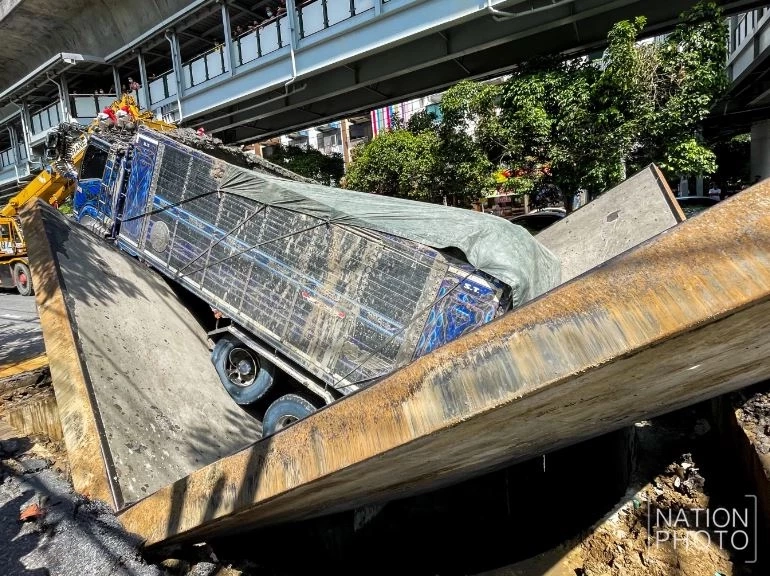 สรุปให้แล้ว รถบรรทุกขนดิน ทำถนนทรุด ปากซอยสุขุมวิท 64/1 โยงปมส่วยสติกเกอร์?