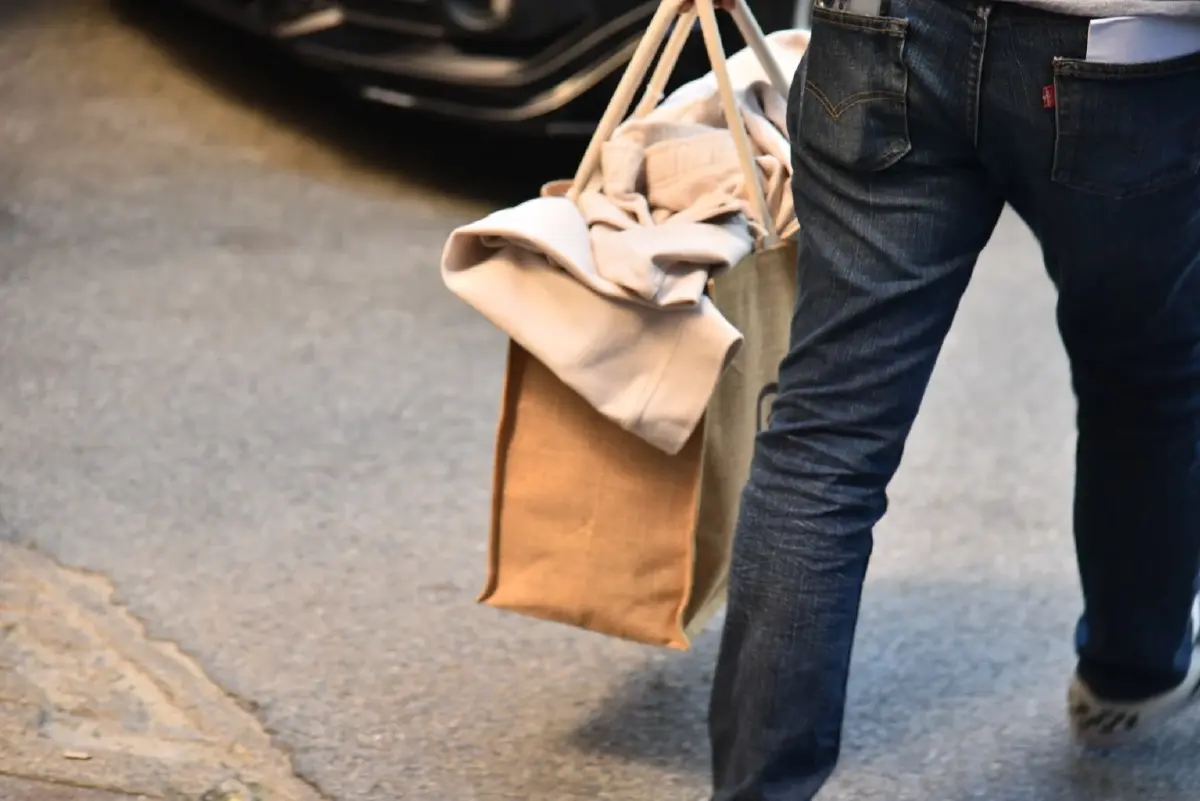 นำเสื้อผ้ามาเปลี่ยนให้กับ "ดีเจโก"