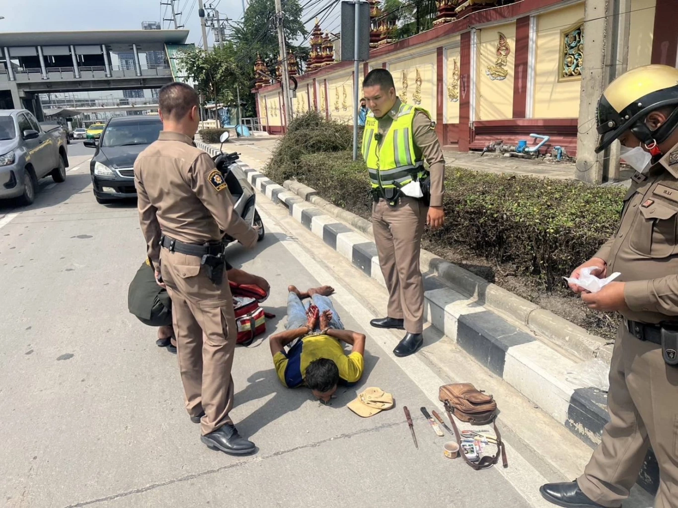 วุ่น ชาวบ้านล้อมจับหนุ่มควงเหล็กแหลมชิงทรัพย์ร้านทอง