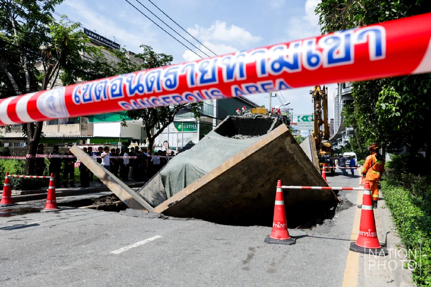 กทม. เตรียมเอาผิด "สิบล้อ-ไซต์งานต้นทาง" ทำถนนปากซอยสุขุมวิท 64/1 ทรุด