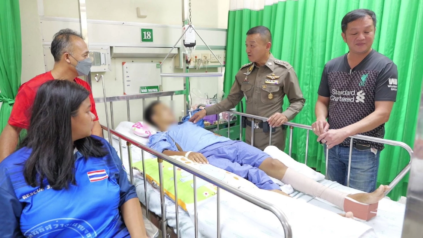 กู้ภัยฯ ฮีโร่ กระโดดป้องผู้ป่วย ขณะรถพยาบาลชนขอบทาง จนตัวเองเจ็บสาหัส