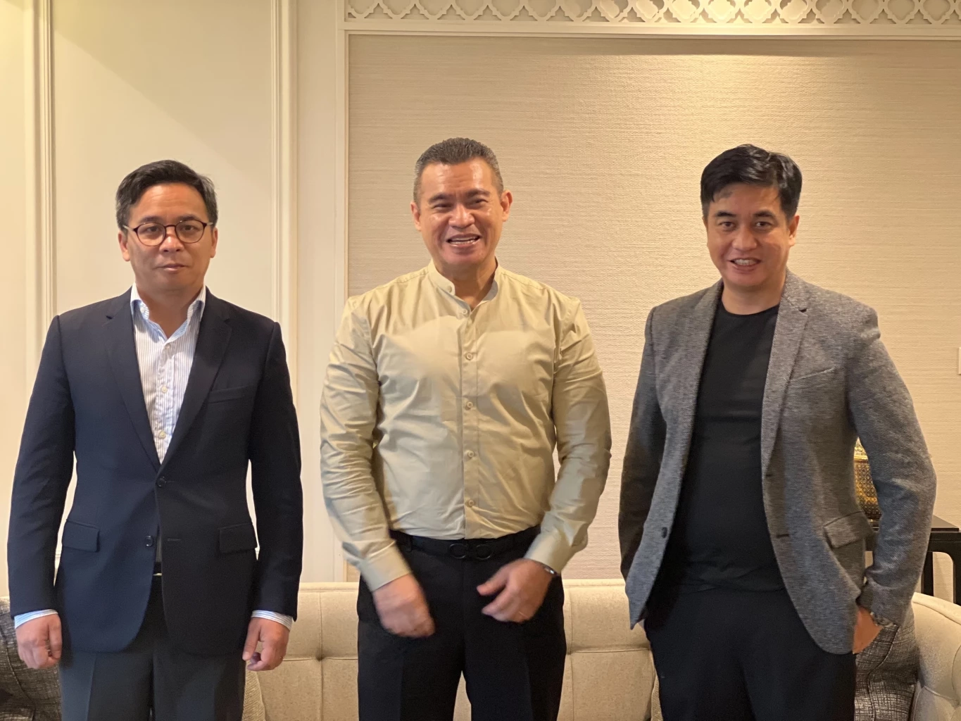 พระองค์เจ้านโรดม อัมฤทธิวงศ์ คนที่ให้สัมภาษณ์  สมเด็จพระนโรดม นรินทรพงษ์ คนขวา  เจ้าชายนโรดม รวิจักร์ คนซ้าย