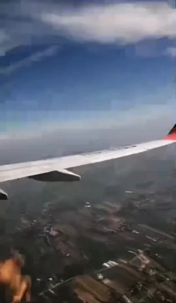 เปิดคลิปนาทีเครื่องบินไฟลุก ผู้โดยสารชื่นชมกัปตัน บังคับเครื่องแลนดิ้งปลอดภัย