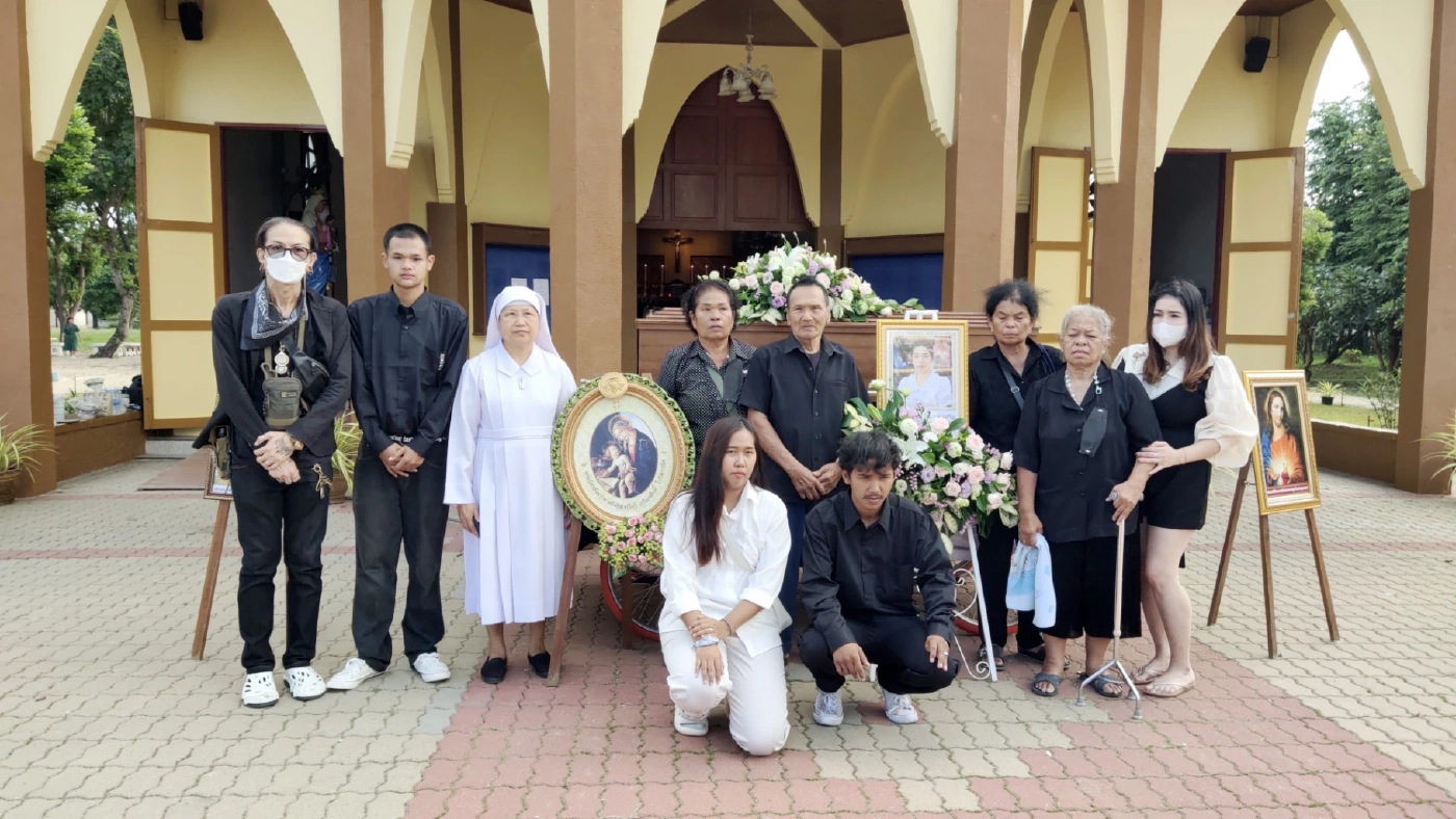 พิธีมิสซาปลงศพ “ครูเจี๊ยบ” ญาติพี่น้อง ร่วมอาลัย