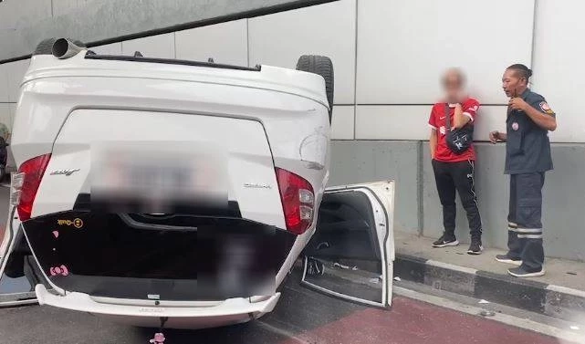 หนุ่มใหญ่ พกบัตรข้าราชการคุมประพฤติ ซิ่งชนคู่กรณี จนรถพลิกคว่ำ