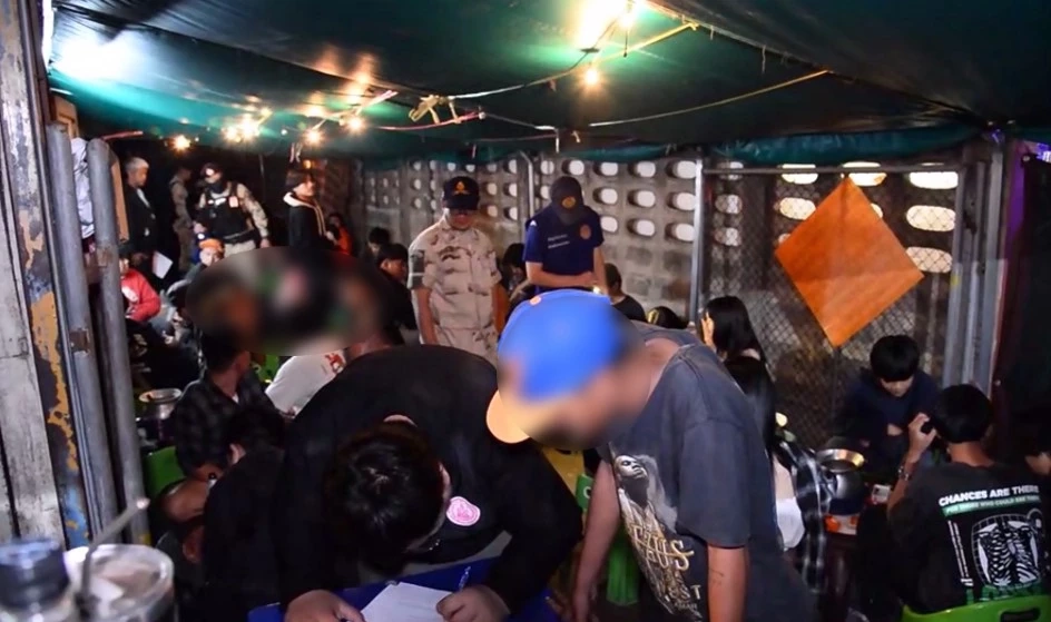 ปกครองเชียงราย ตรวจขายน้ำกระท่อมเถื่อน นั่งโต๊ะดื่มข้างร้าน เยาวชนเพียบ