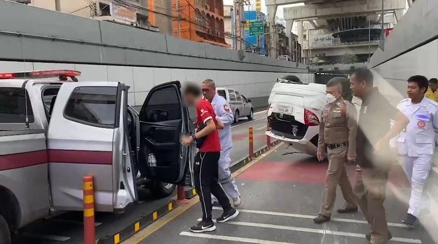 หนุ่มใหญ่ พกบัตรข้าราชการคุมประพฤติ ซิ่งชนคู่กรณี จนรถพลิกคว่ำ