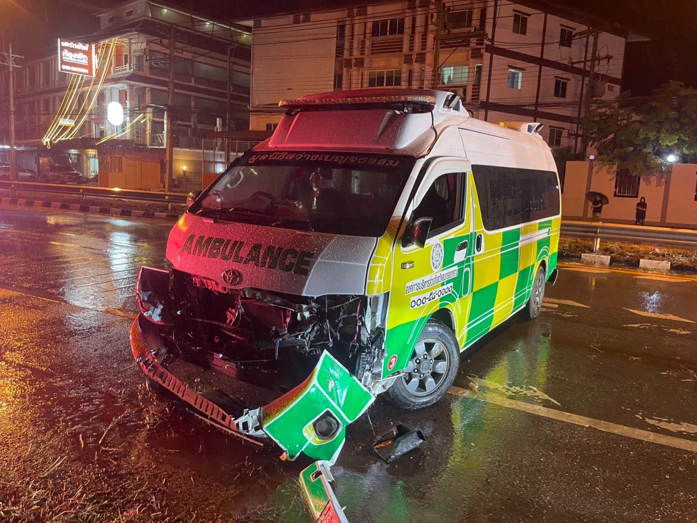 กู้ภัยฯ ฮีโร่ กระโดดป้องผู้ป่วย ขณะรถพยาบาลชนขอบทาง จนตัวเองเจ็บสาหัส