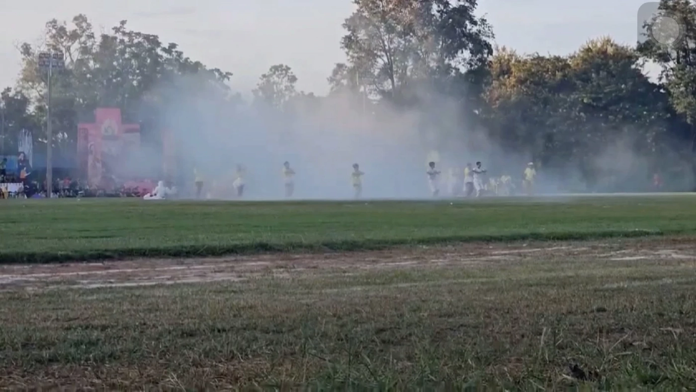 นร.ใช้ถังดับเพลิง ทำเอฟเฟกต์ควันแสดงปิดกีฬาสี ถูกหามส่ง รพ.ระนาว (มีคลิป)