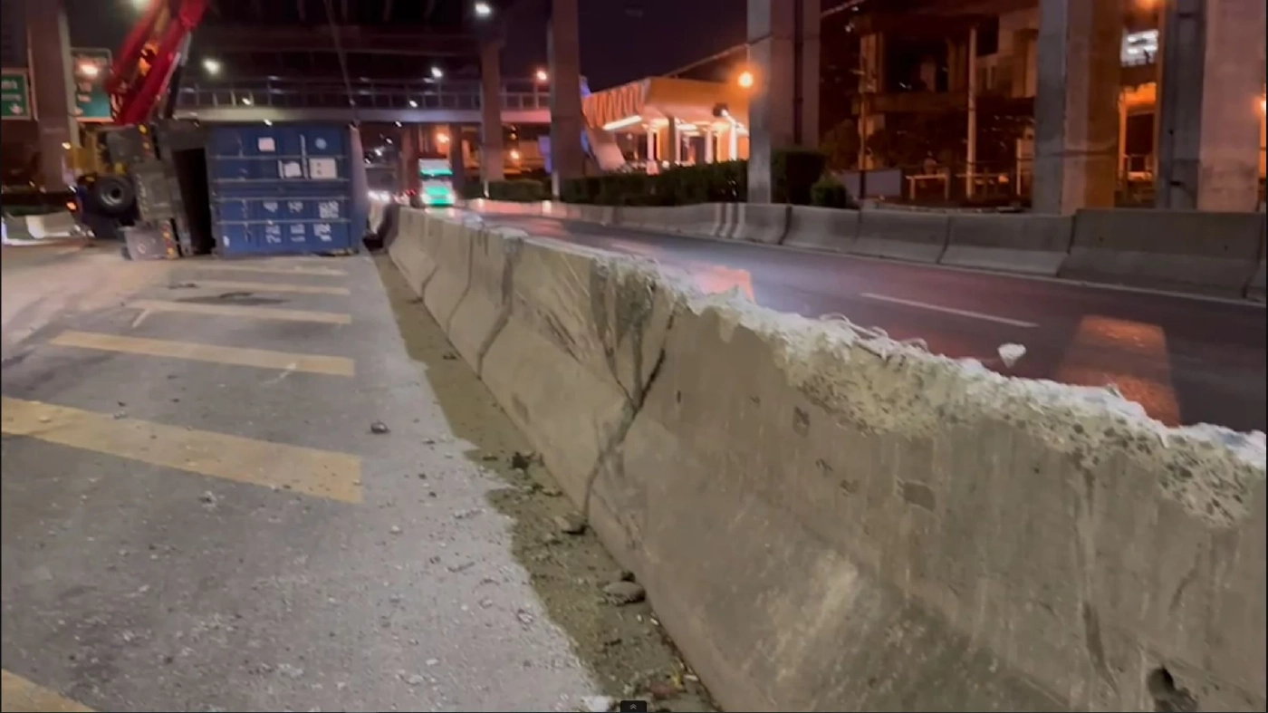 อุบัติเหตุระทึก! บรรทุกพ่วง ไถลพลิกตะแคงกลาง ถ.วิภาฯ