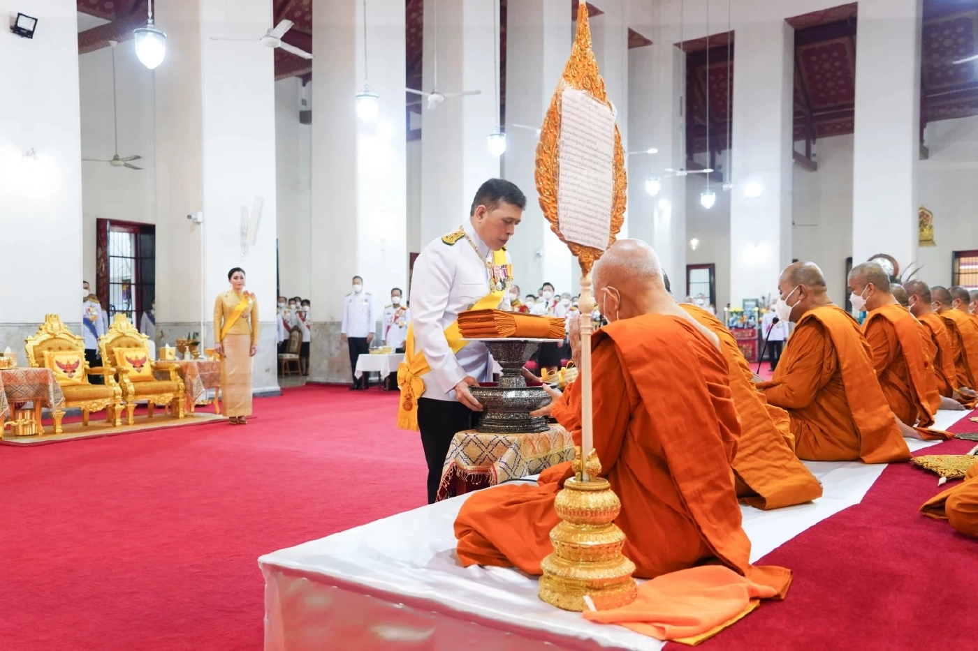 ในหลวง พระราชินี ทรงบำเพ็ญพระราชกุศลถวายผ้าพระกฐิน วัดมหาธาตุ