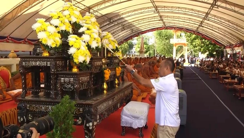 ลุงเนวิน นำชาวบุรีรัมย์ ร่วมทำบุญทอดกฐินโจร 371 วัด ที่ยังไม่มีเจ้าภาพ