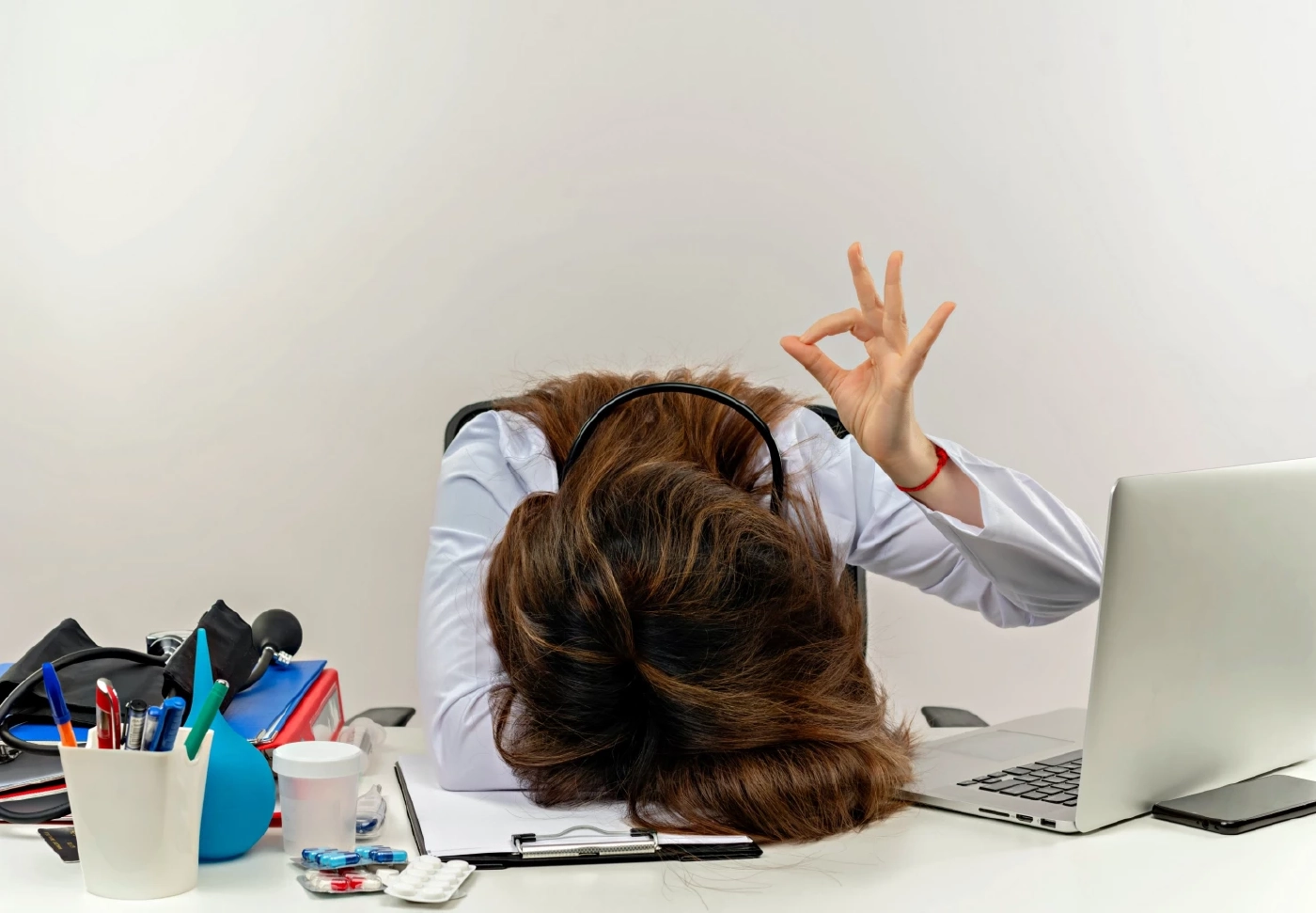 จิตแพทย์ชวนเช็กตัวเองว่ากำลัง "Burnout" หรือว่าเราแค่ขี้เกียจ?