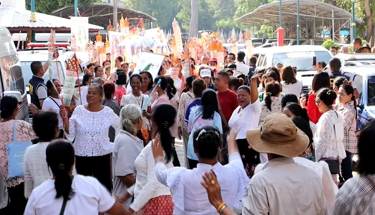 บรรยากาศชาวบ้านมาร่วมทำบุญทอดกฐินที่วัดบางคลาน