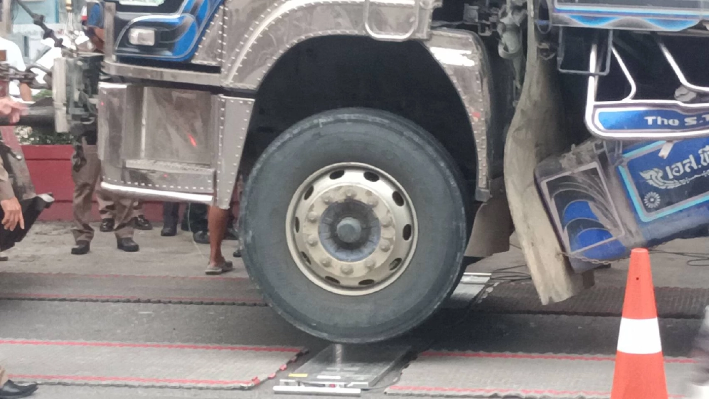 ตร.เอาผิด 2 ข้อหา คนขับสิบล้อบรรทุกน้ำหนักเกิน ทำถนนยุบ เสนอริบรถของกลาง